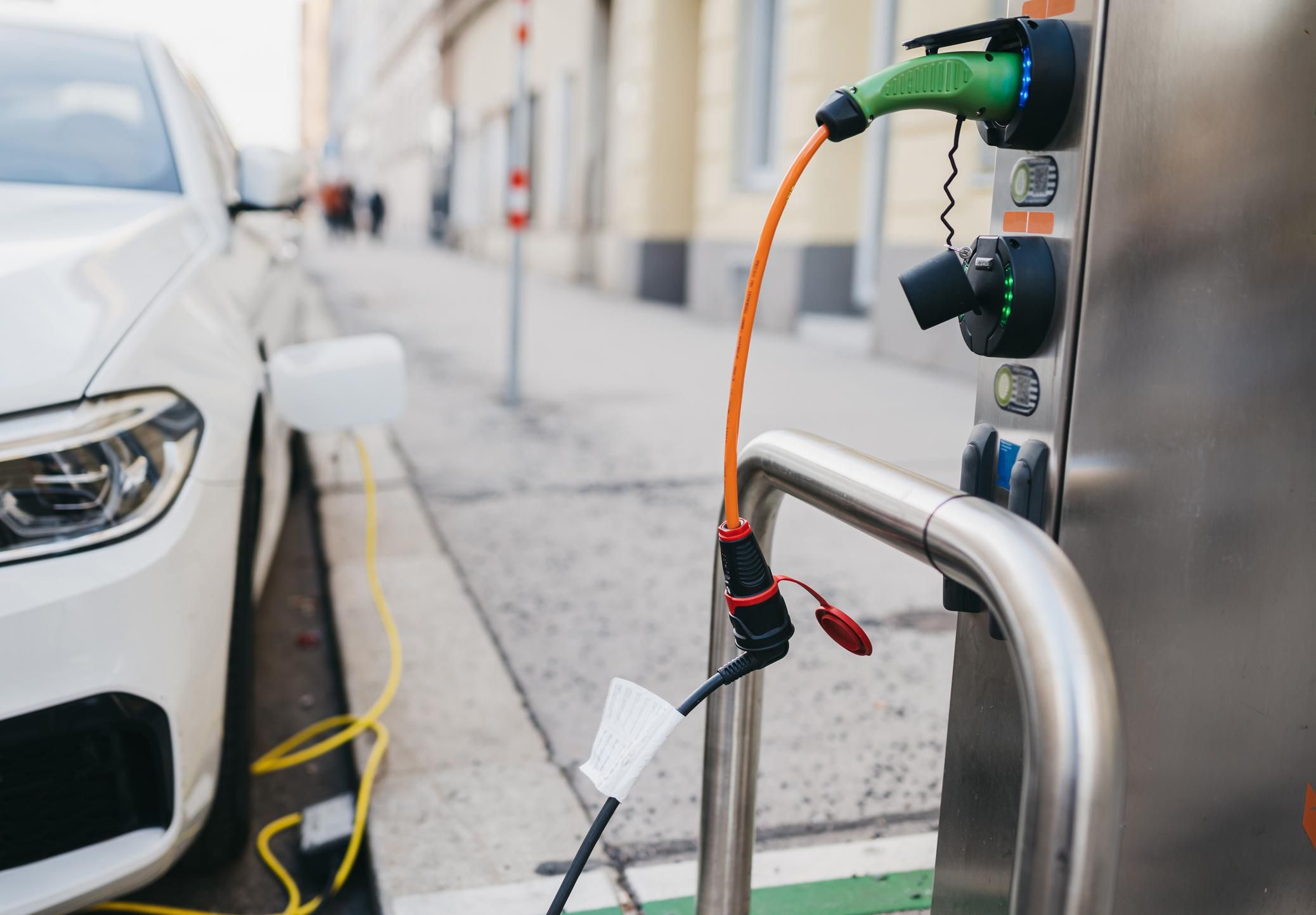 Le colonnine per l’auto elettrica ci costeranno almeno 5,2 miliardi