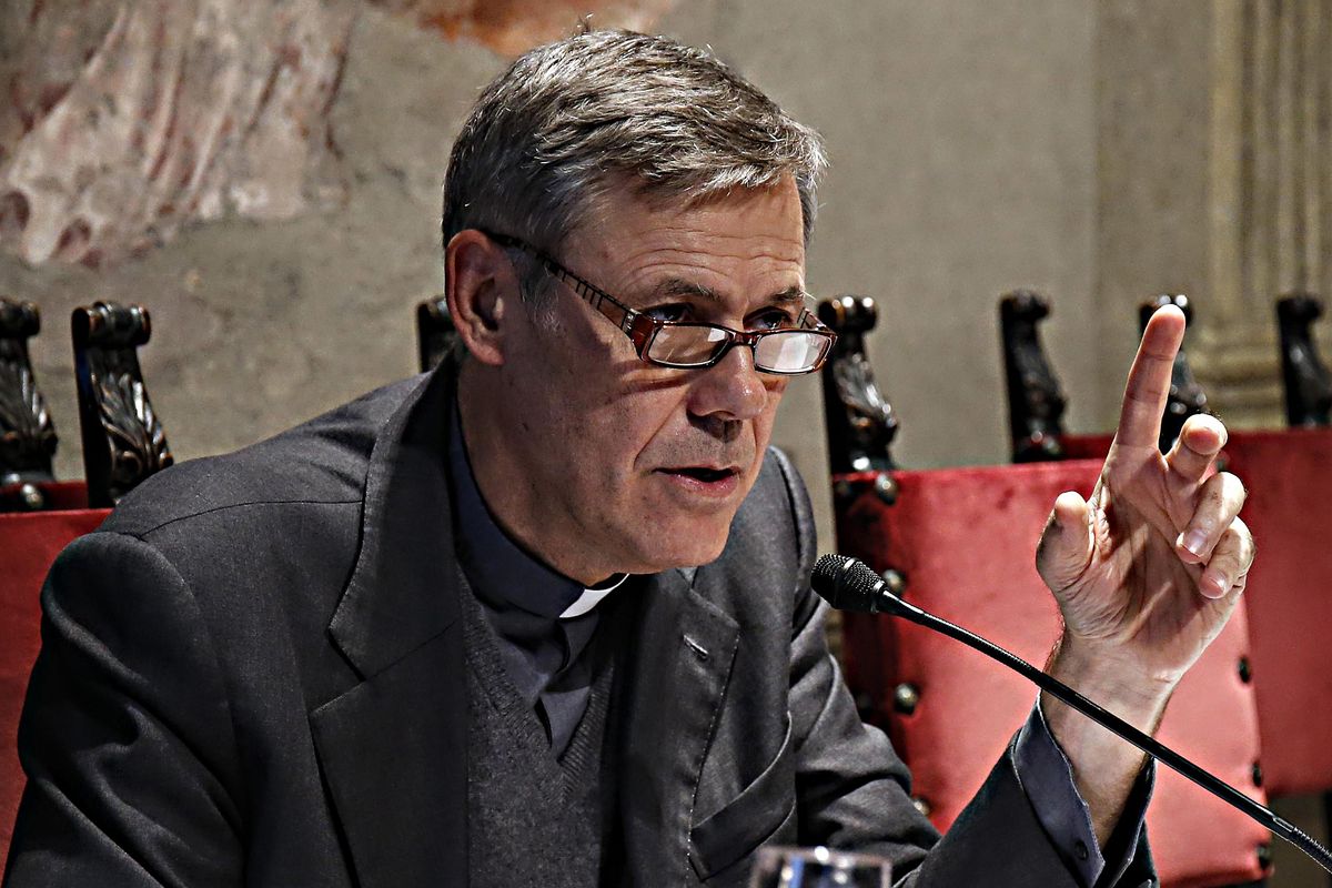 Il Pd arruola il prete che tifa eutanasia contro la Cei di Zuppi