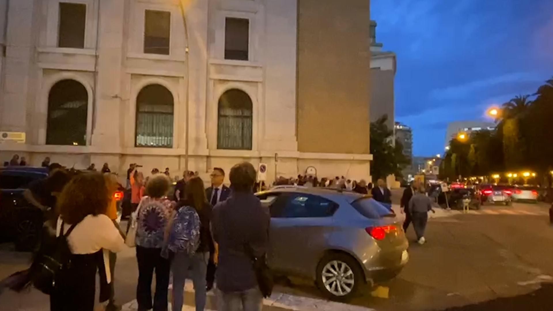 Conte contestato a Taranto