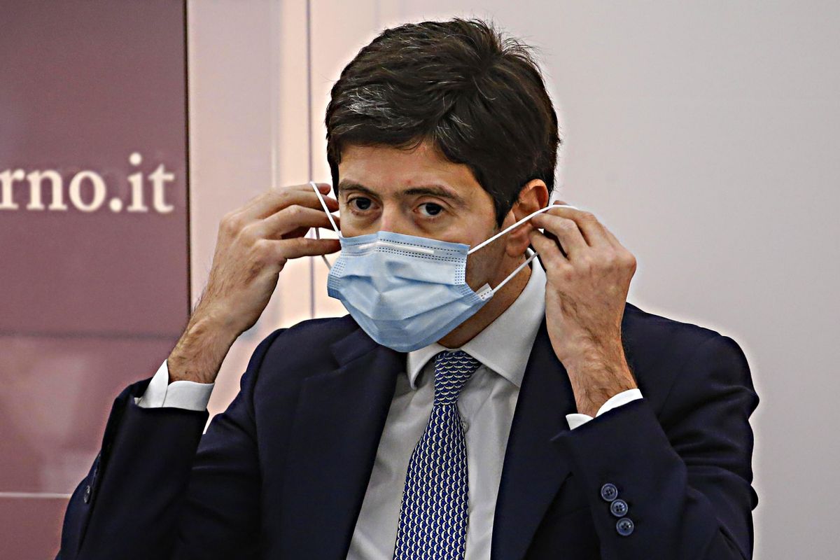 Via le maschere, restano i pagliacci