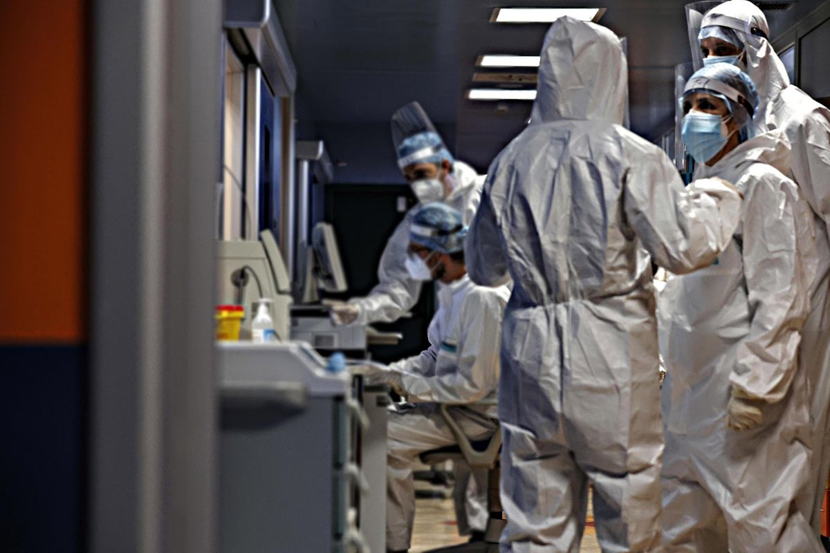 Booster obbligatori e circolari confuse. È caos medici guariti