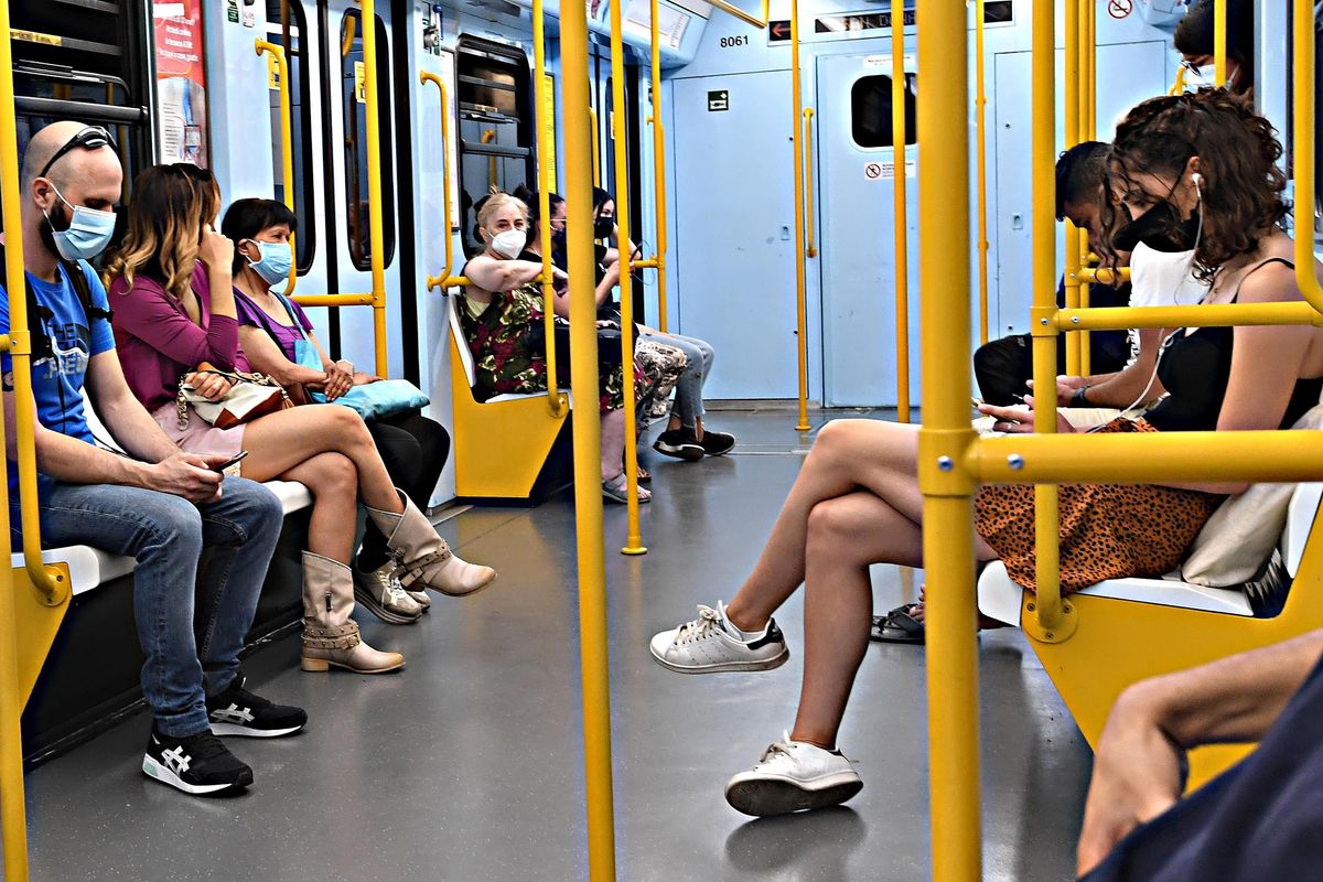 Pagliacciata mascherine: sui mezzi restano