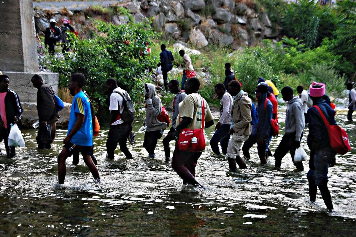 La strana solidarietà dei francesi: ci regalano i migranti