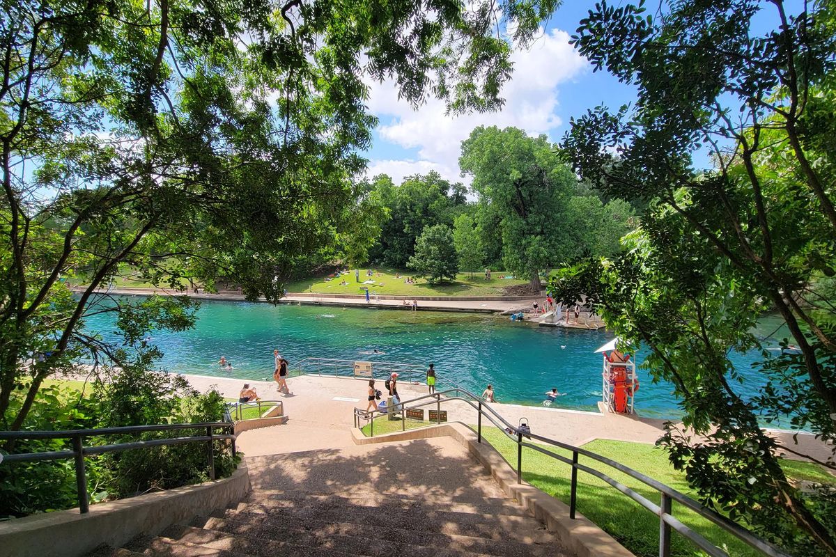 New move-ins sweat it out in Austin's triple-degree heat