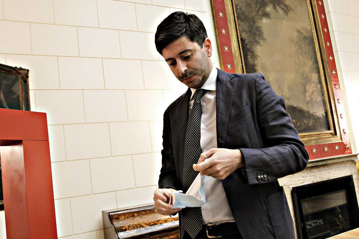 Follia mascherina: in aereo si può levare ma sui mezzi rimane