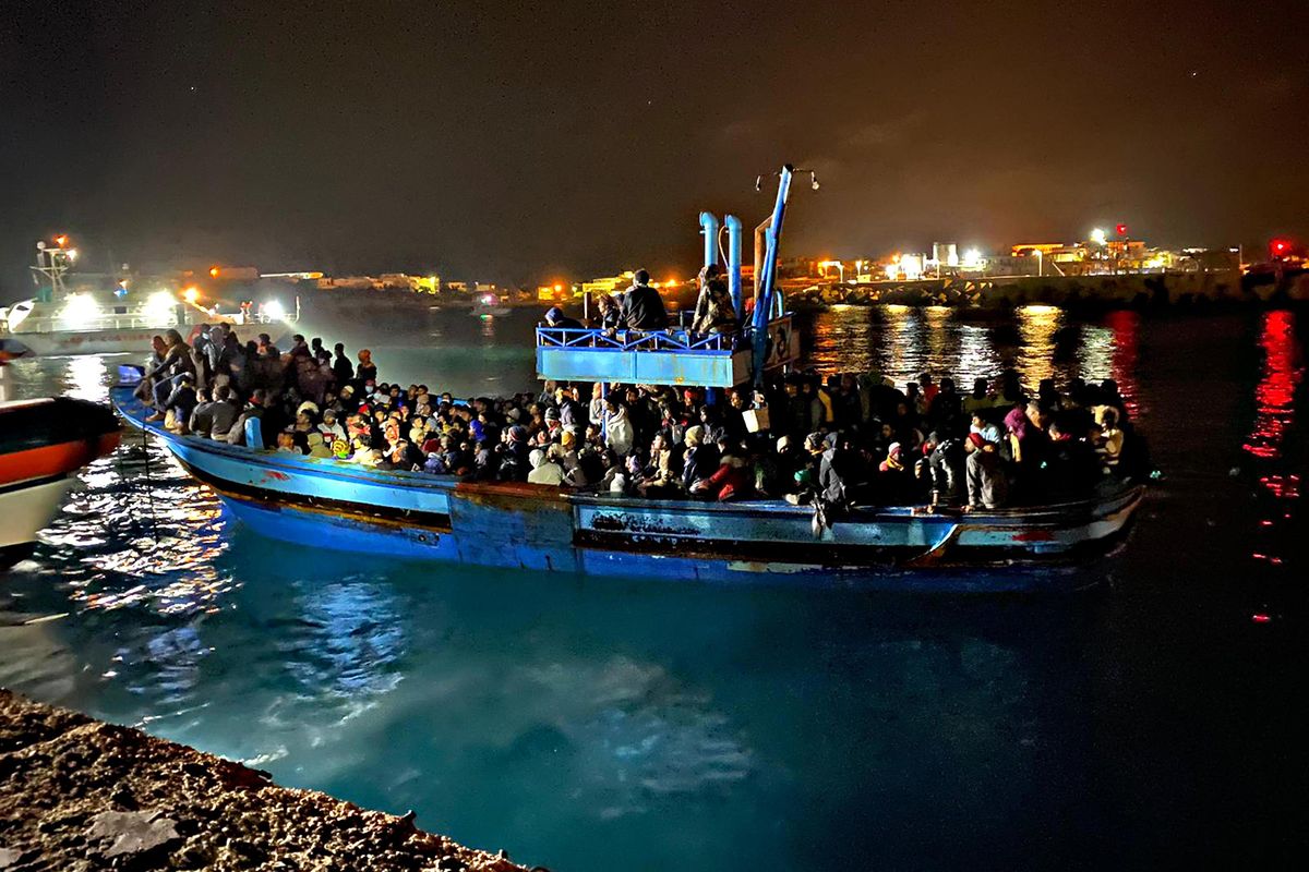 La Lamorgese fa promesse, l’Italia collassa