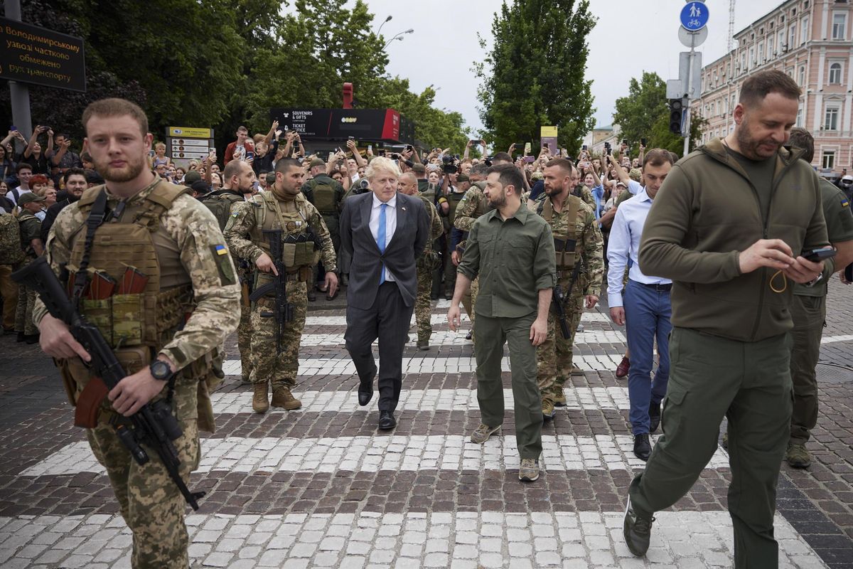 Macron e Scholz aprono al dialogo e BoJo va a Kiev per interromperlo