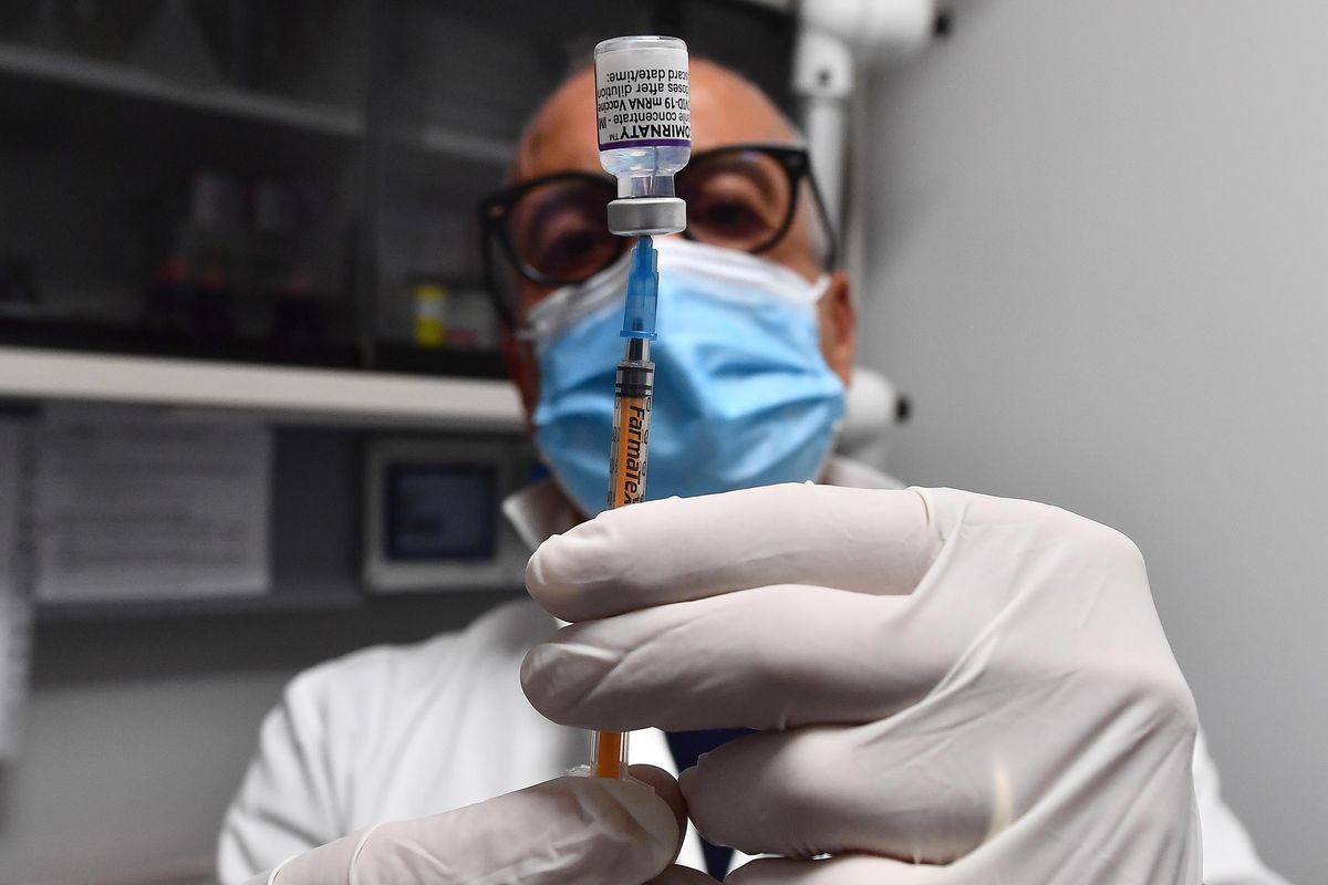 Vaccini, contratti capestro: 2 dosi di troppo per italiano