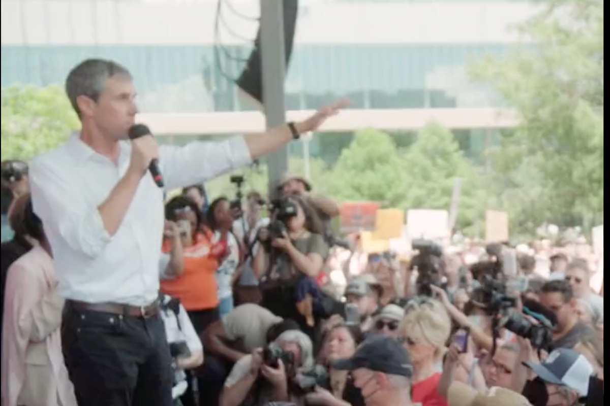 Beto O’Rourke Just Kindly Reminding Texas Voters That Gov. Greg Abbott Ain’t S**t