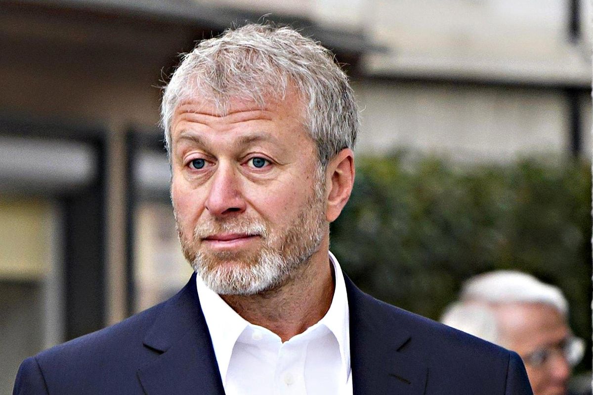 Divieto di viaggi e beni congelati. Ma ora Abramovich fa causa all’Ue