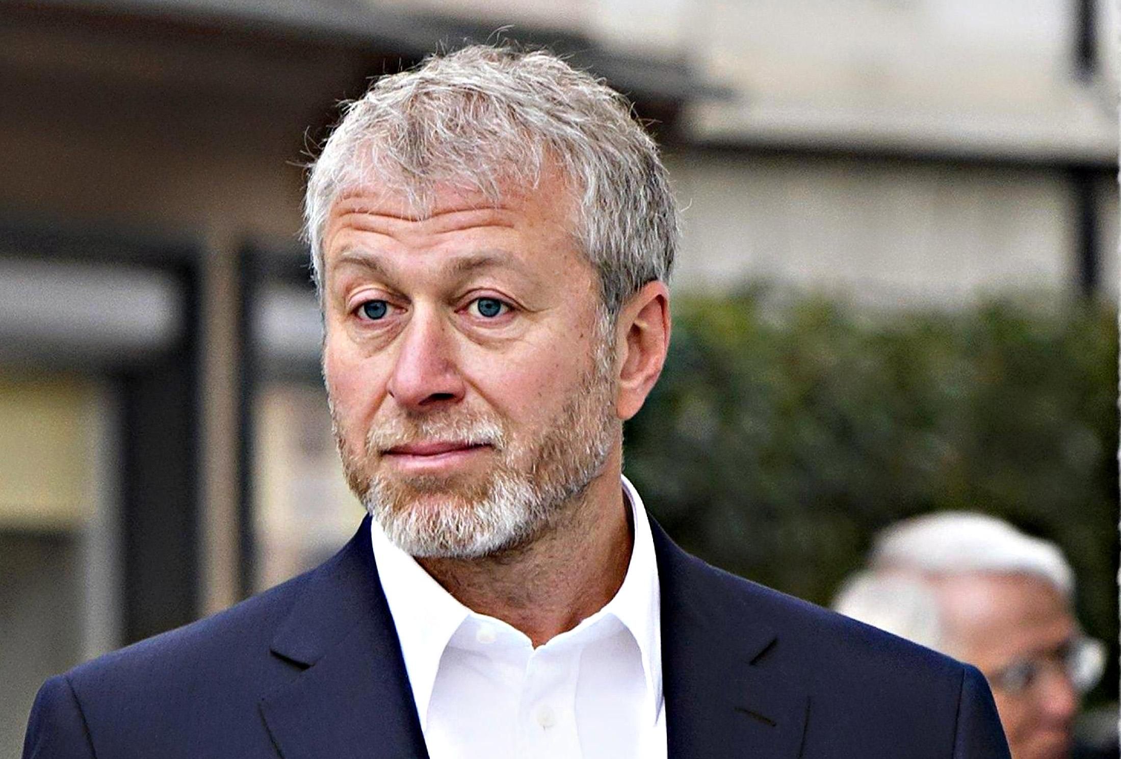 Divieto di viaggi e beni congelati. Ma ora Abramovich fa causa all’Ue
