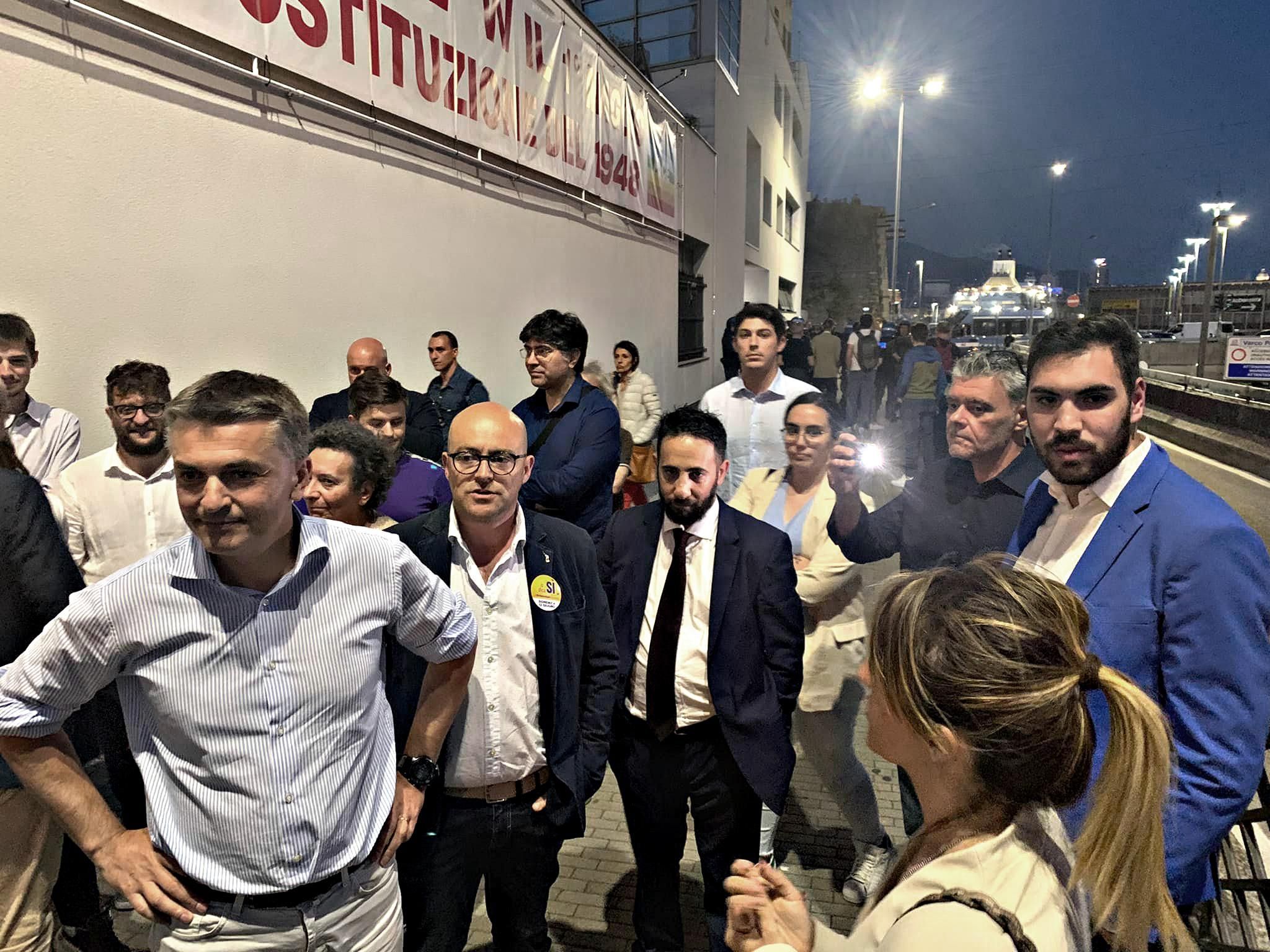 Gli antagonisti irrompono al comizio. A Genova la Lega costretta in strada