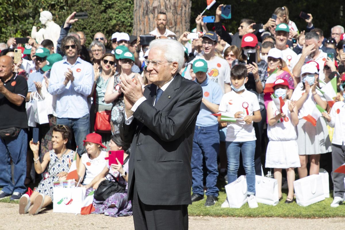 La malaparata di Mattarella con l’elmetto