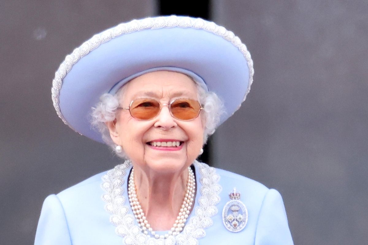 A 96 anni la Regina insegna il futuro ai leader che fingono di essere giovani