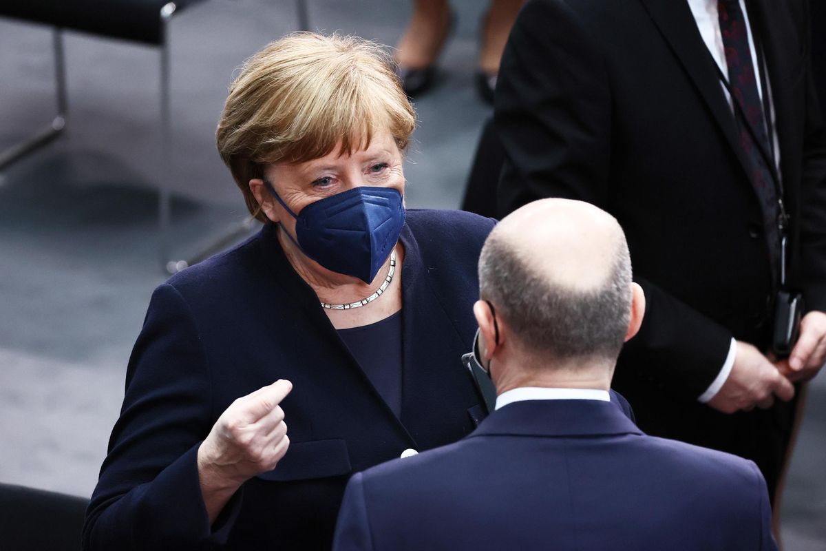 Alla fine si sveglia anche la Merkel ma l’Ue paga ancora la sua eredità