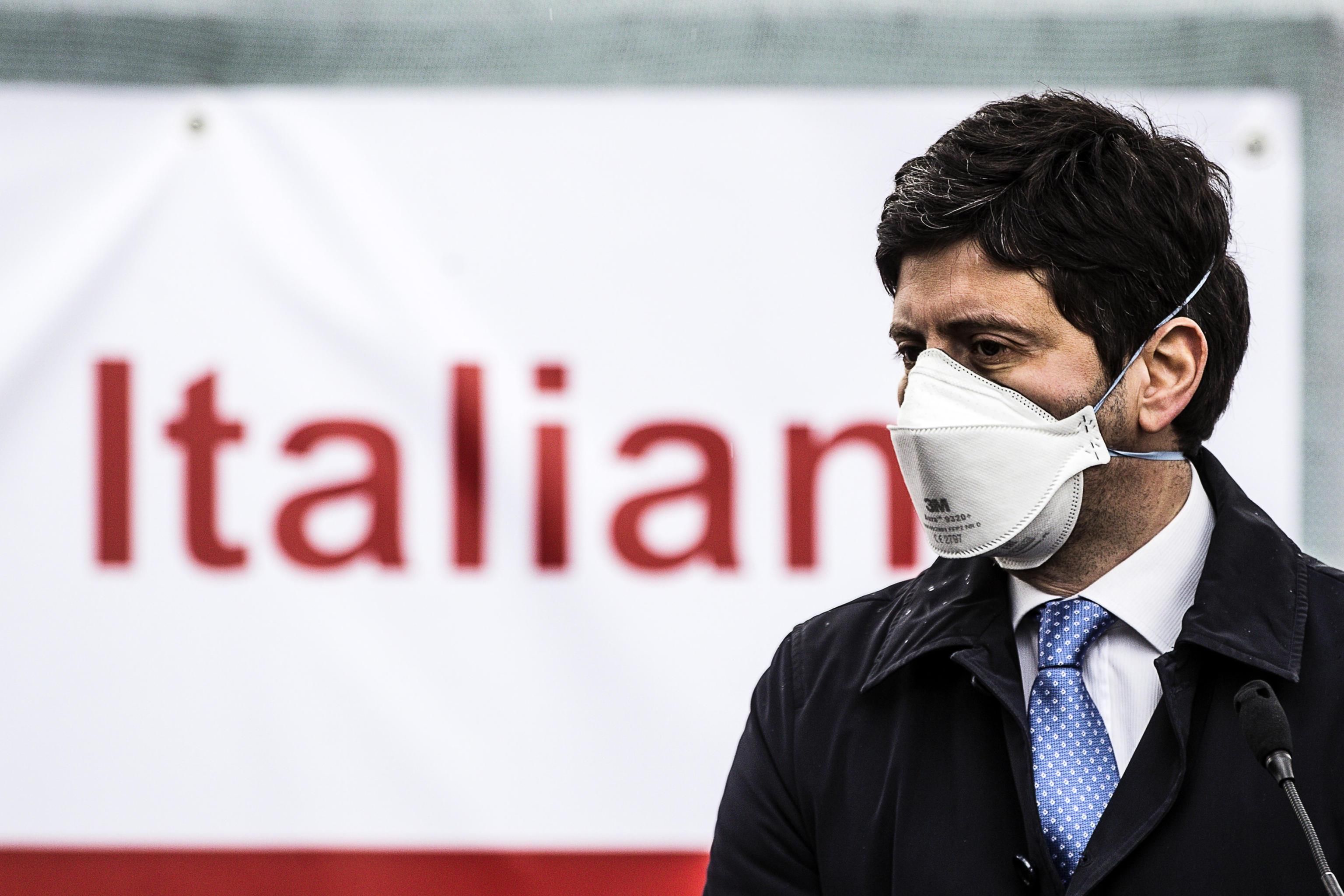 Speranza non molla la mascherina. L’obbligo resterà anche per i mezzi