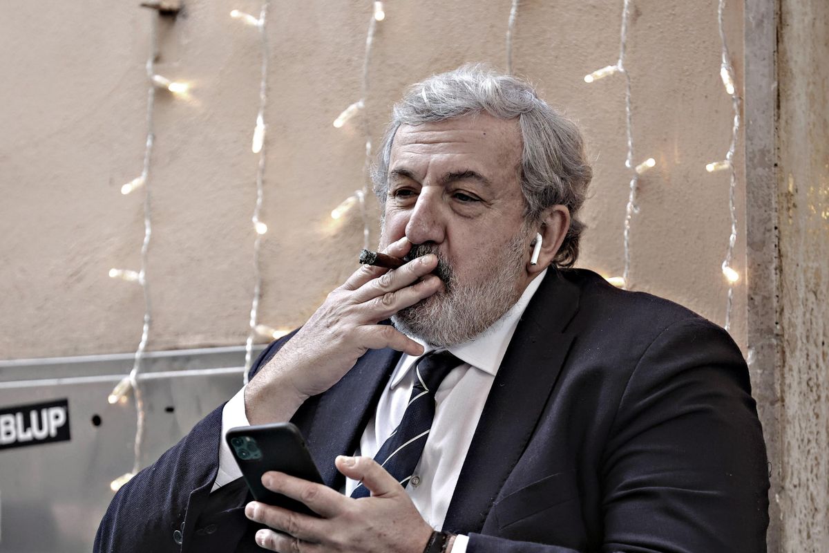 Emiliano ha assunto 126 centralinisti. Non sa dove metterli