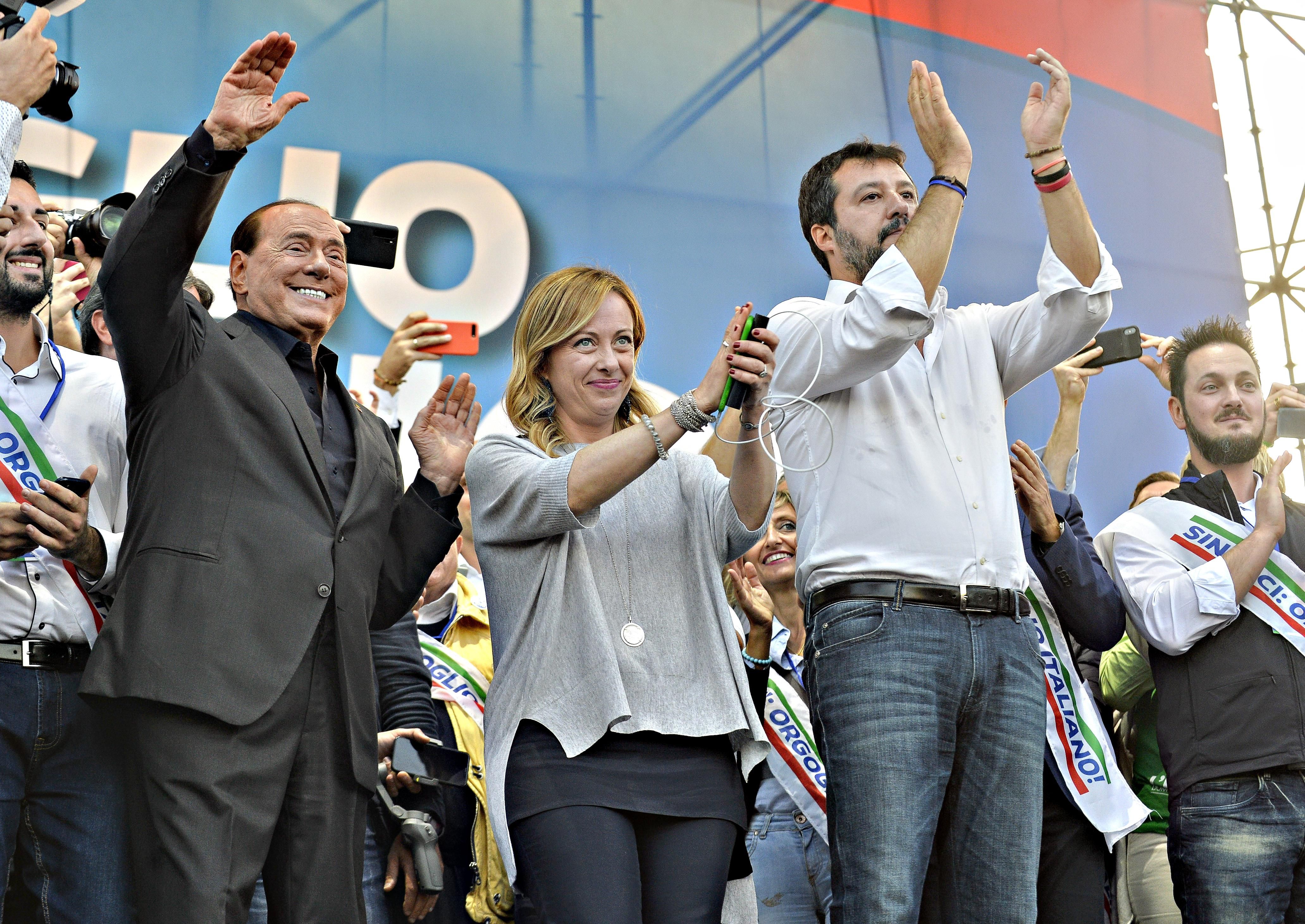 Il centrodestra ha i biglietti vincenti della lotteria. Però adora bruciarli