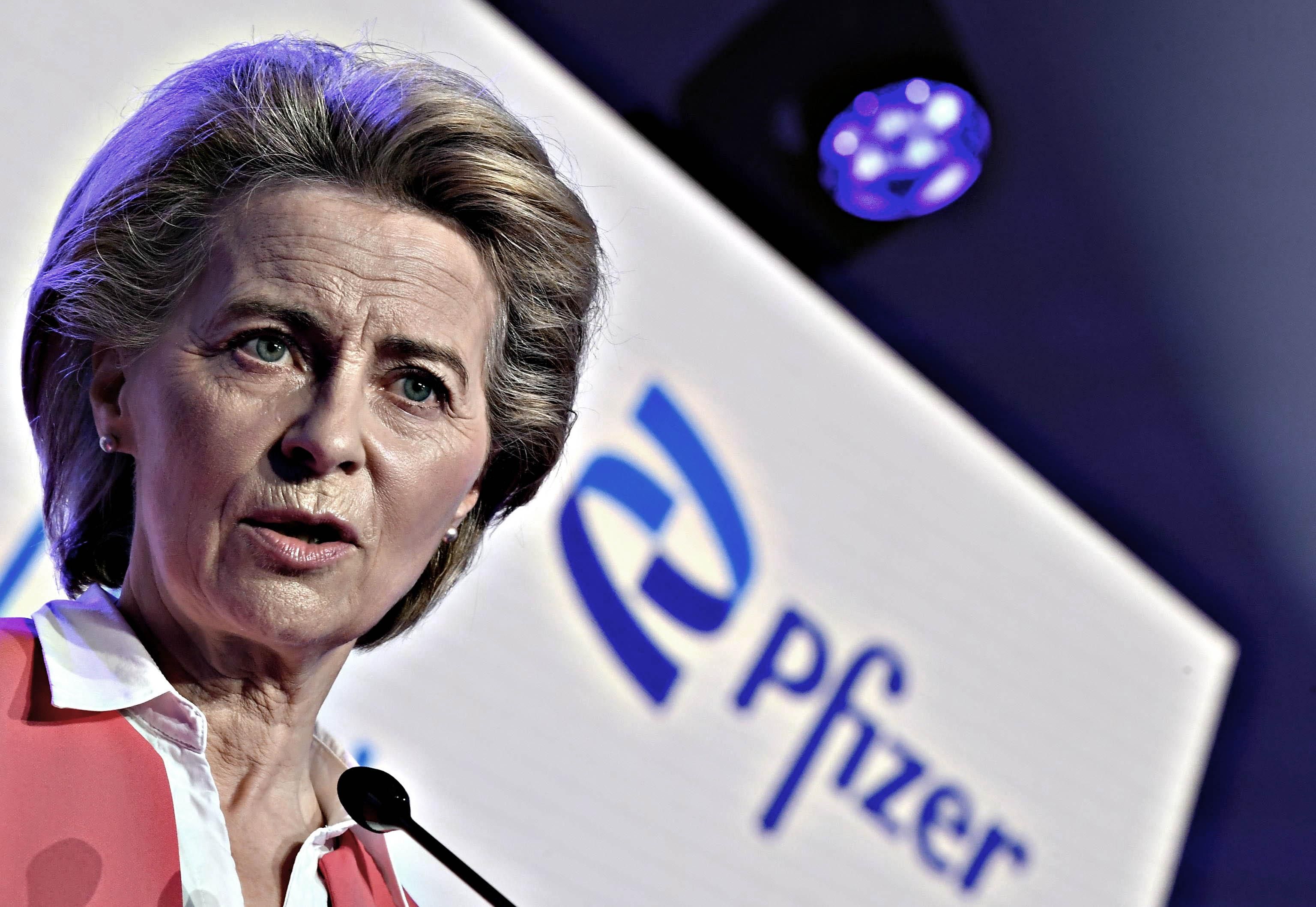 Von der Leyen, Mr. Vaccino e quegli sms «spariti» che valgono 4,2 milioni di dosi