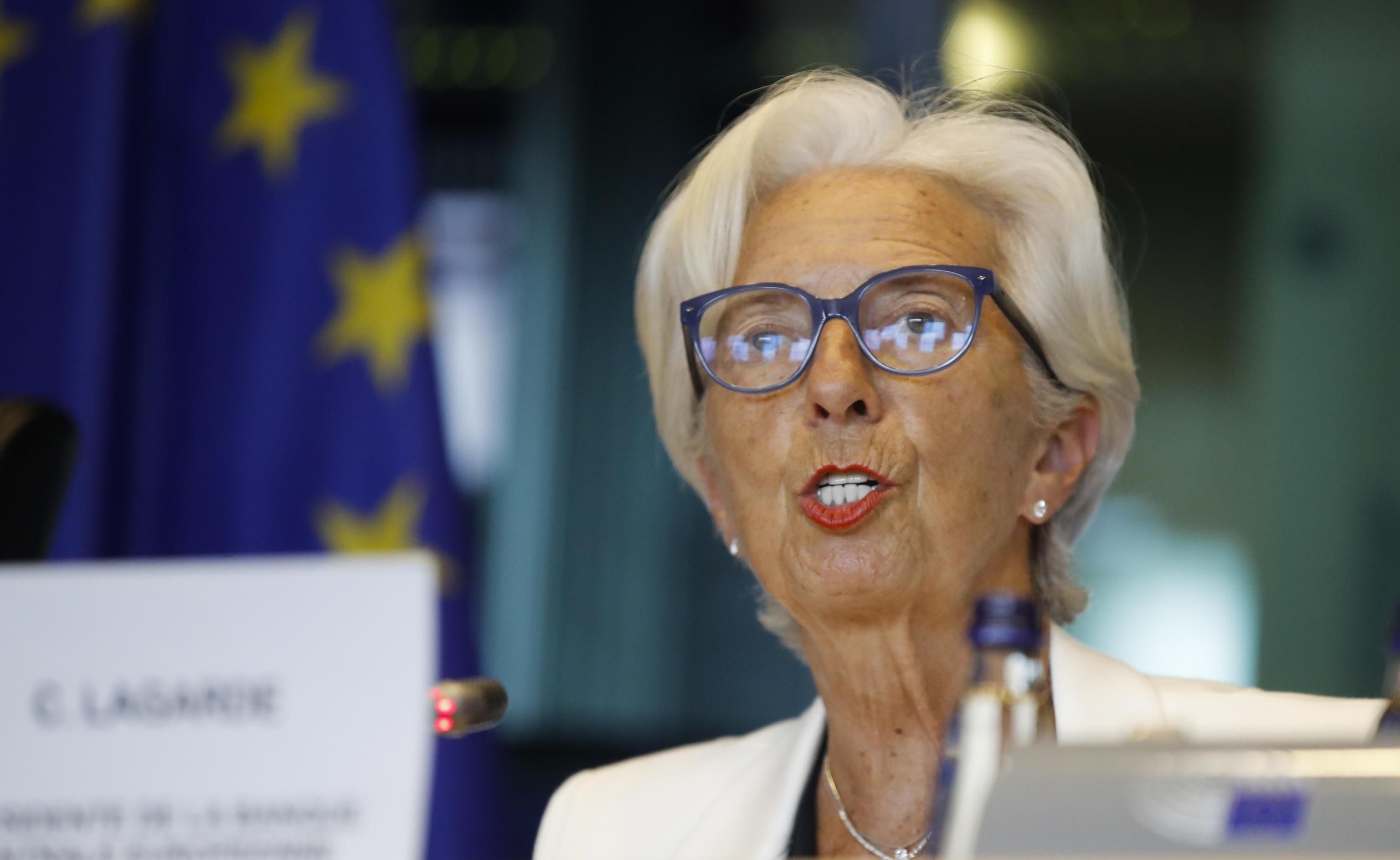 L’euro svalutato al pari del dollaro: un’altra tassa che spinge i prezzi