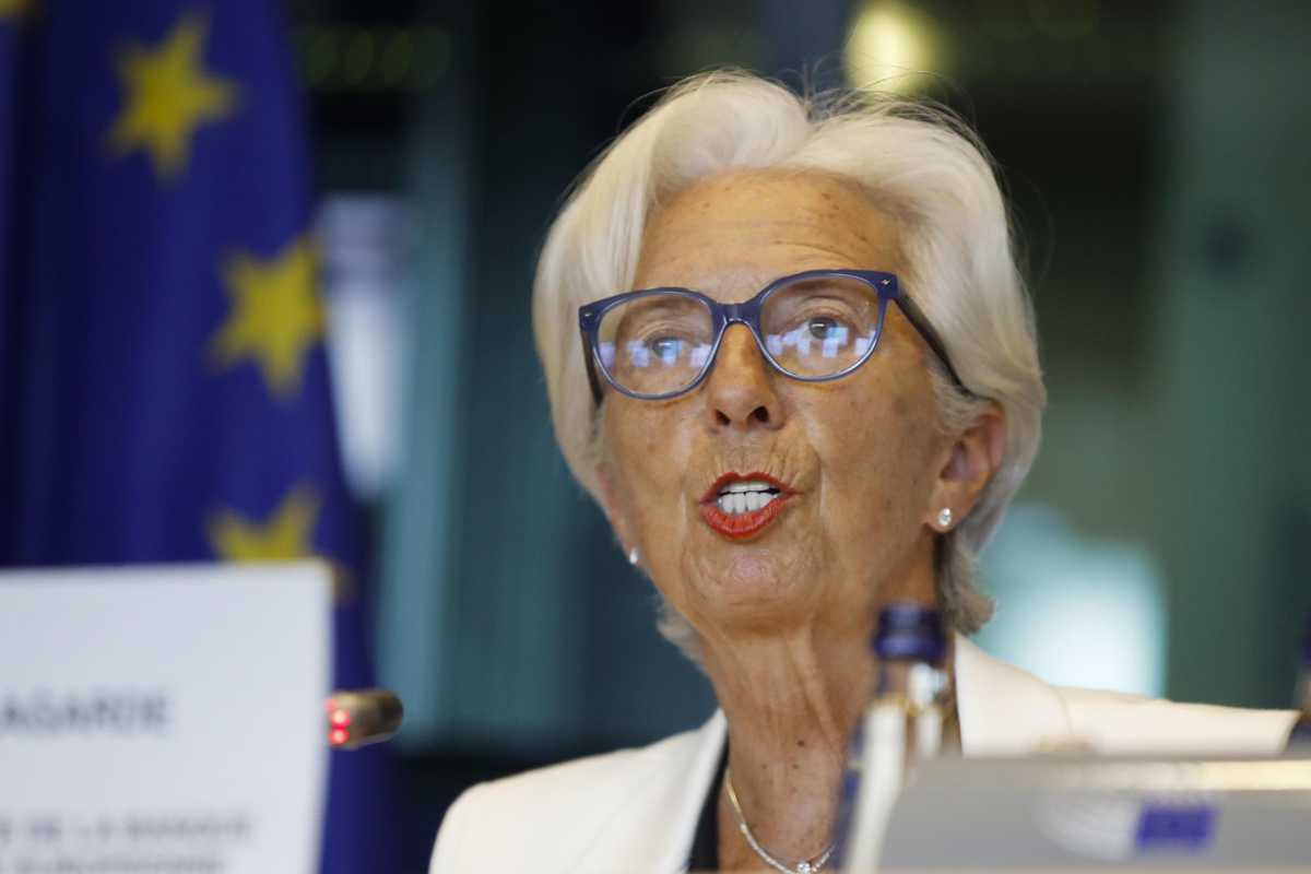 L’euro svalutato al pari del dollaro: un’altra tassa che spinge i prezzi