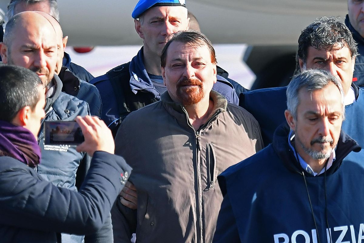 La rivendicazione sindacale di Battisti dalla prigione: «Non mi fanno insegnare»