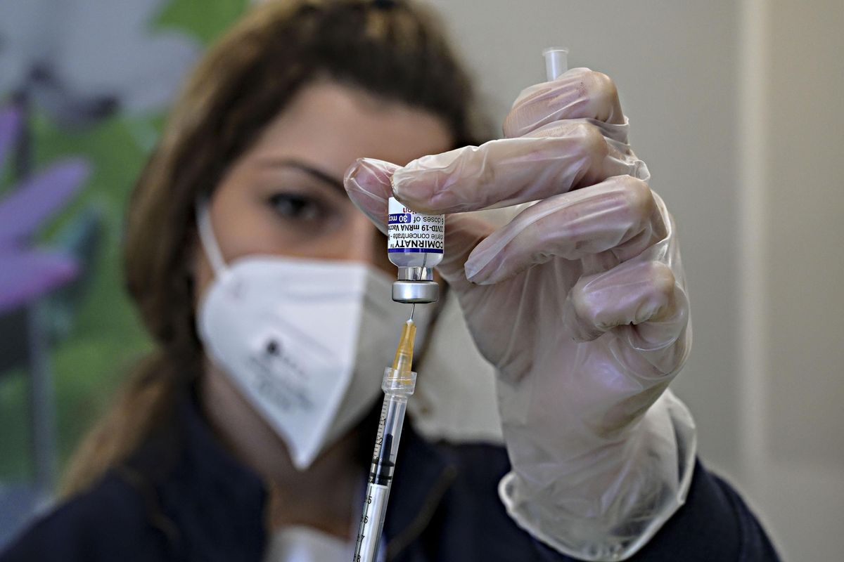 I no vax si contagiano di meno di chi ha tre dosi (o due recenti)