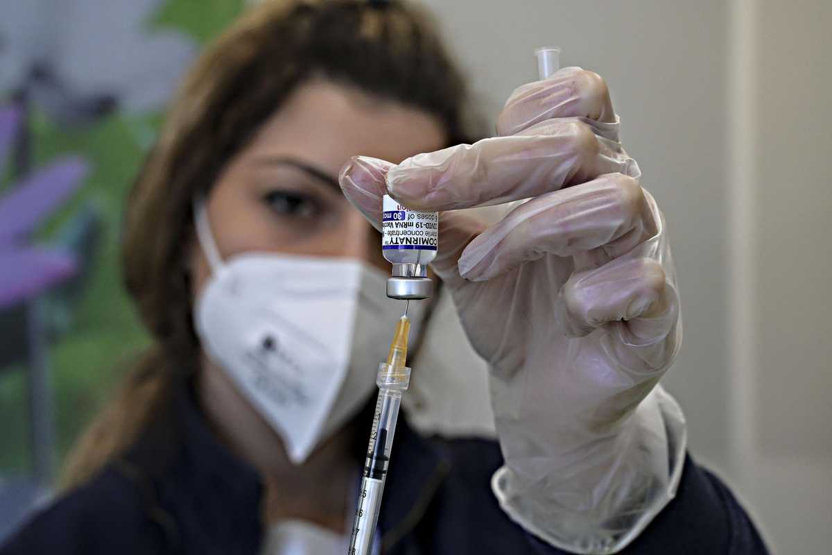 I no vax si contagiano di meno di chi ha tre dosi (o due recenti)