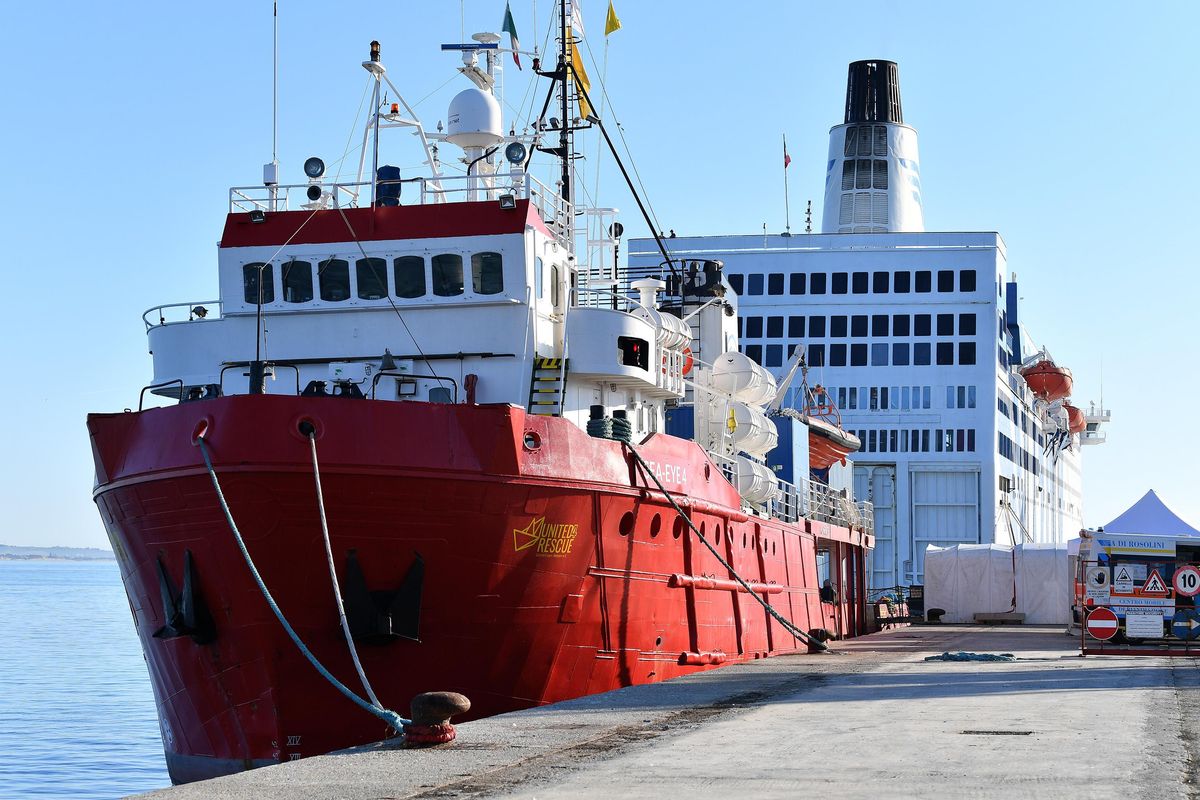 Taxi del mare in attesa con 850 clandestini