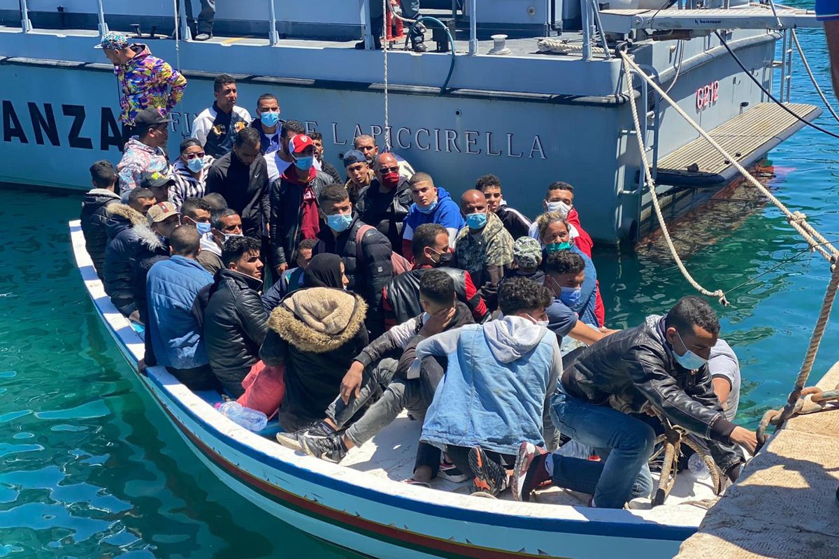 La soluzione Lamorgese: più coop per i migranti