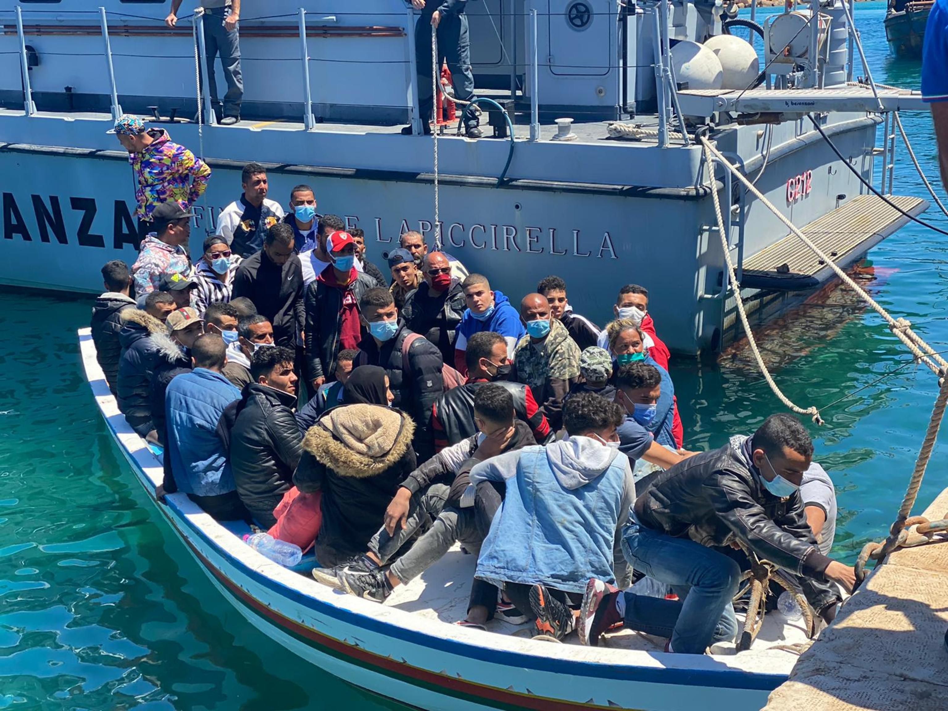 La soluzione Lamorgese: più coop per i migranti