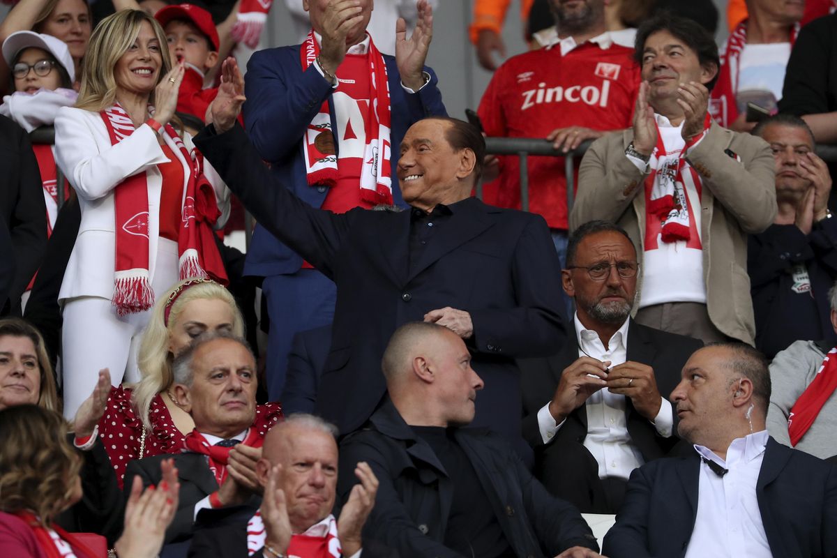 È tornato il Cavaliere. In serie A è l’unico a tirare fuori i soldi anziché contarli