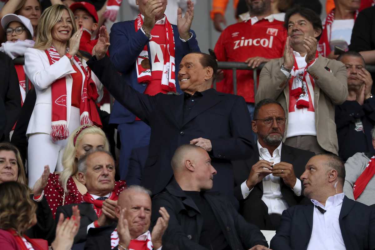 È tornato il Cavaliere. In serie A è l’unico a tirare fuori i soldi anziché contarli