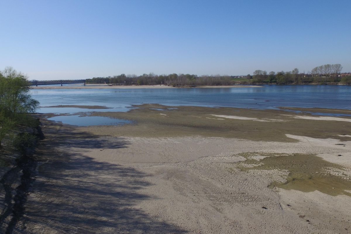 Siccità, quanti buchi nell'acqua. Tubi colabrodo e veti ecologisti: i nostri errori