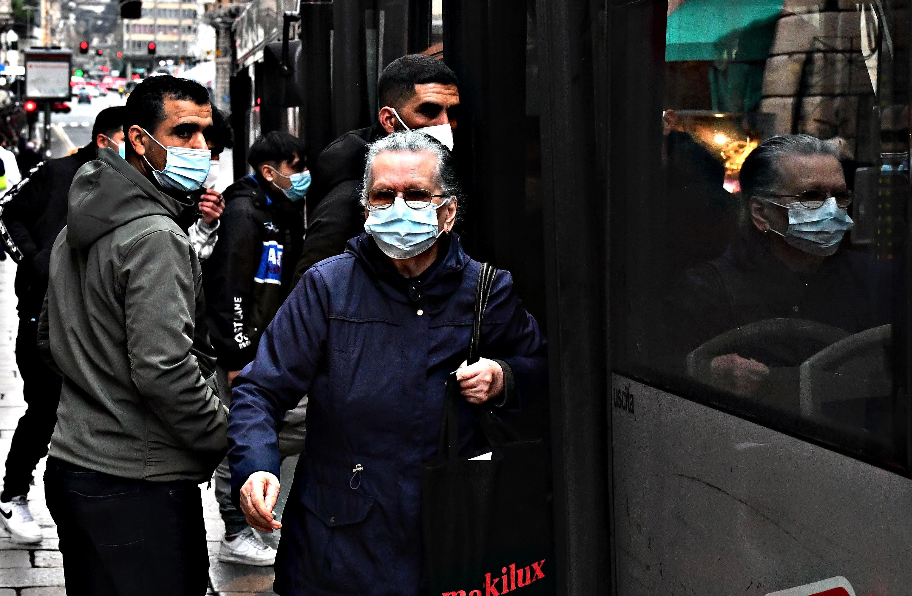 «Mascherine inutili»: esperti in retromarcia