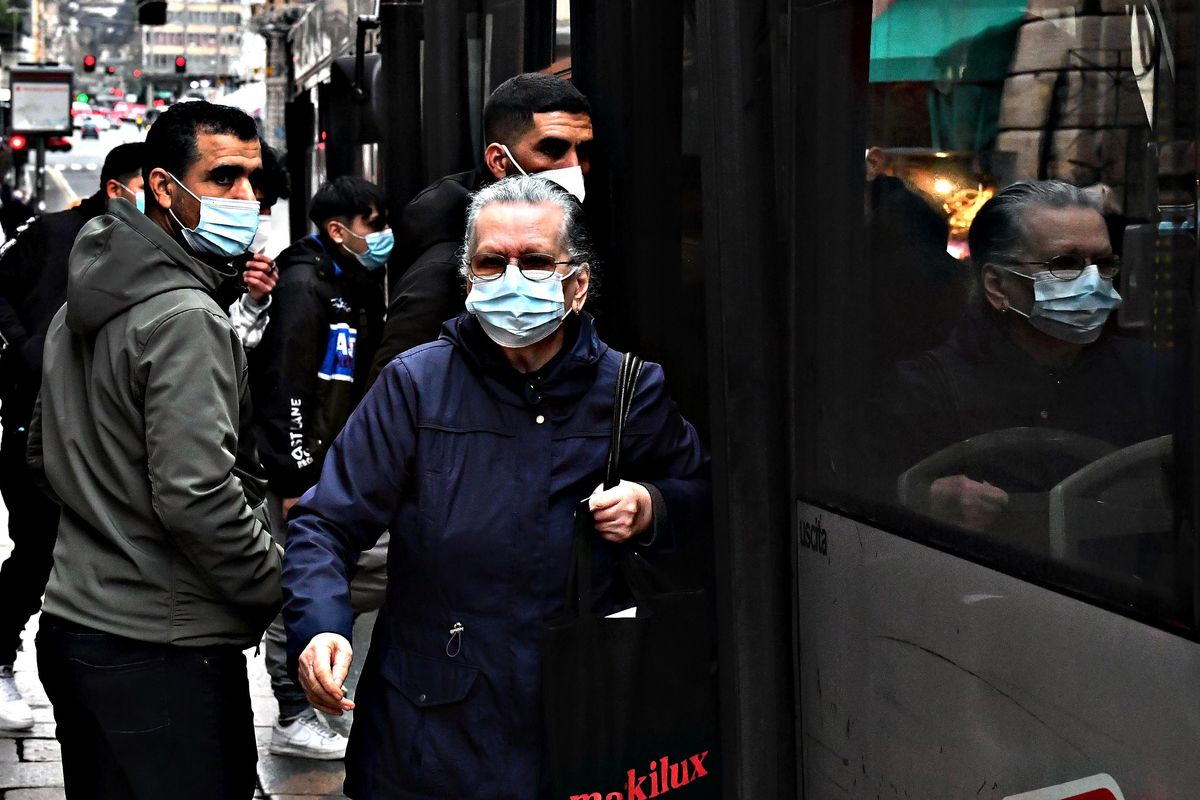 «Mascherine inutili»: esperti in retromarcia