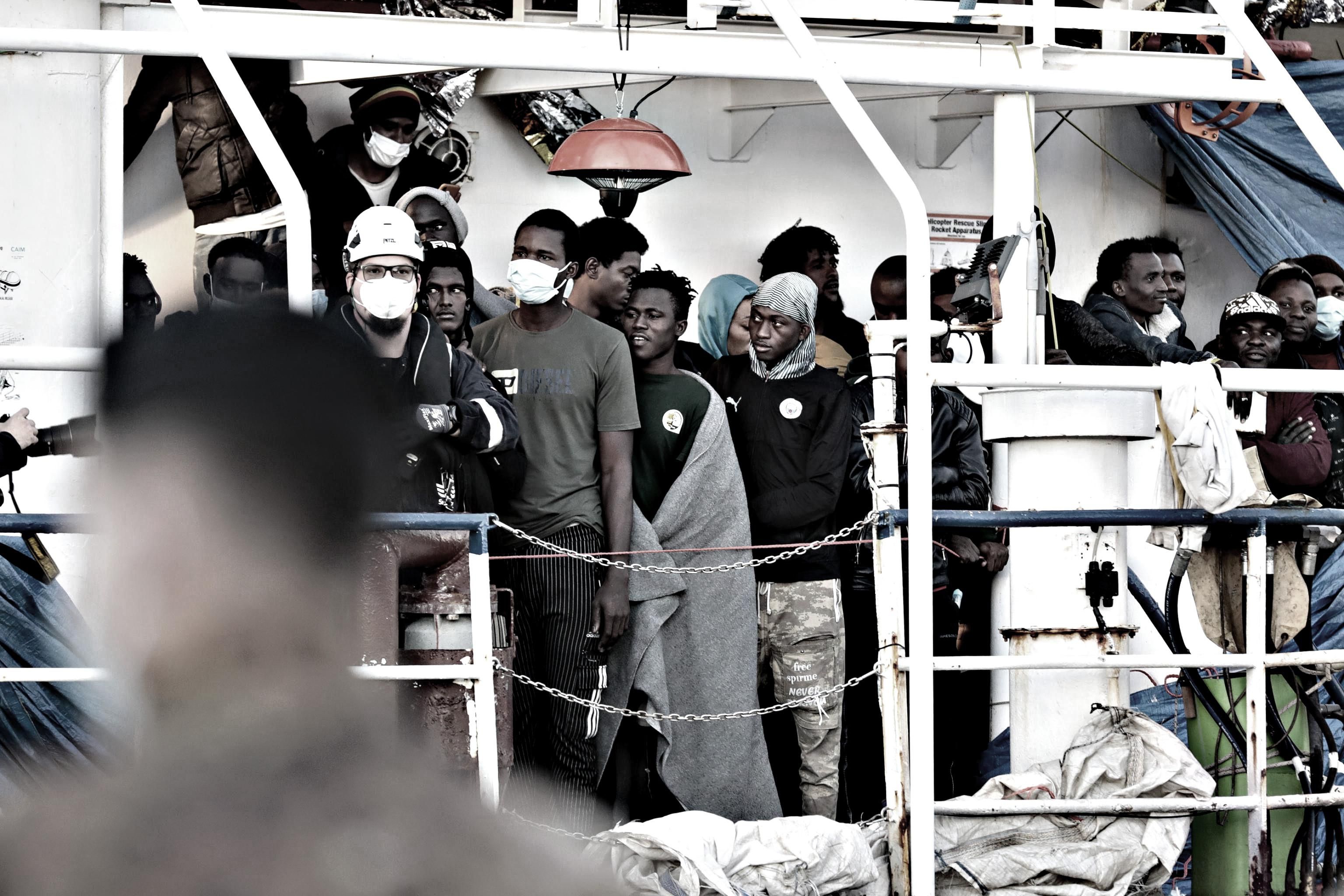 La Lamorgese apre i porti e le Ong scaricano «risorse». Ma solo per la criminalità