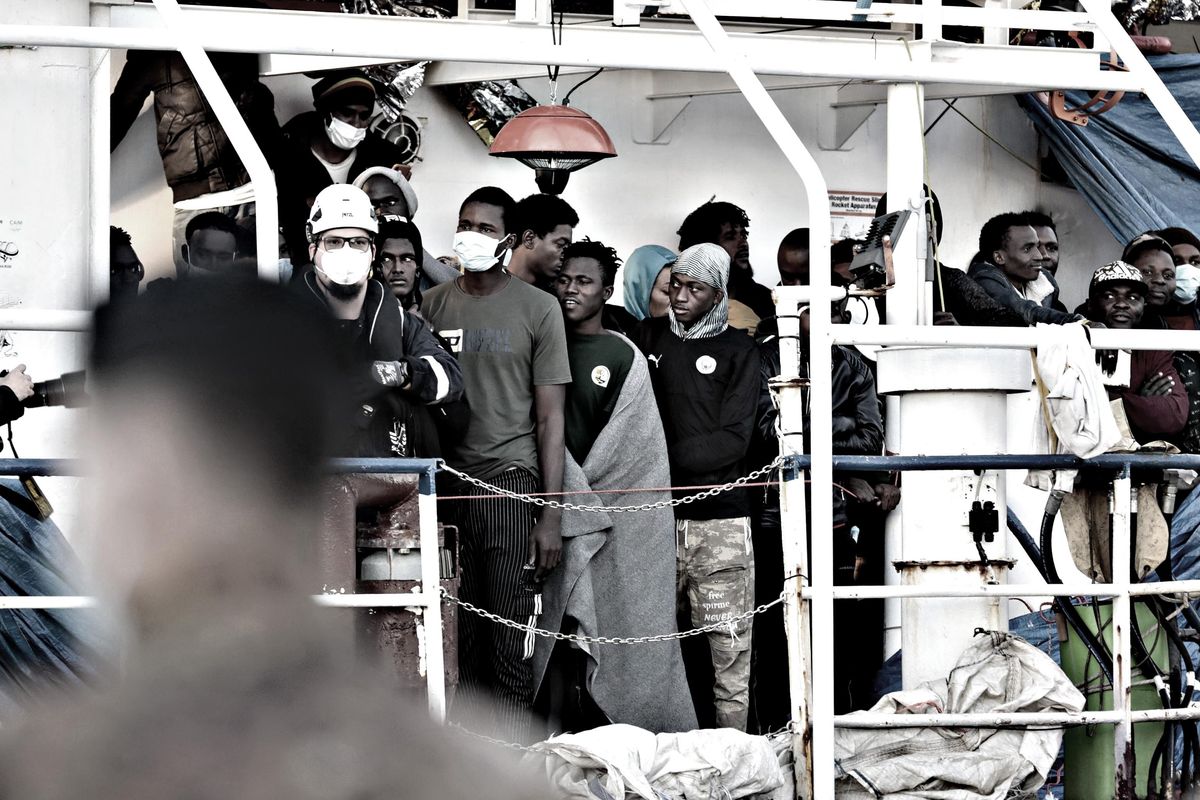 La Lamorgese apre i porti e le Ong scaricano «risorse». Ma solo per la criminalità