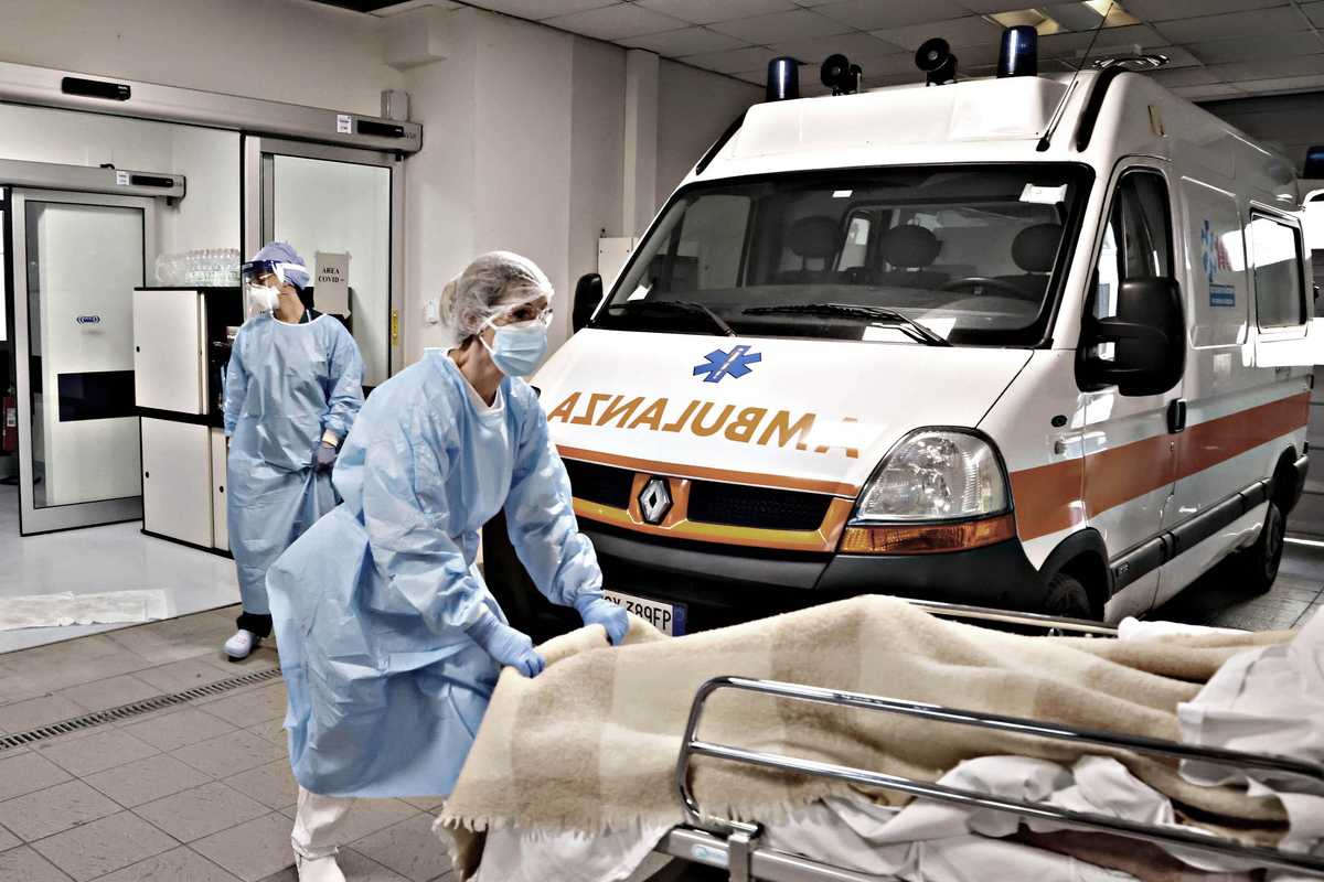 Covid, i casi scendono ma il delirio resta