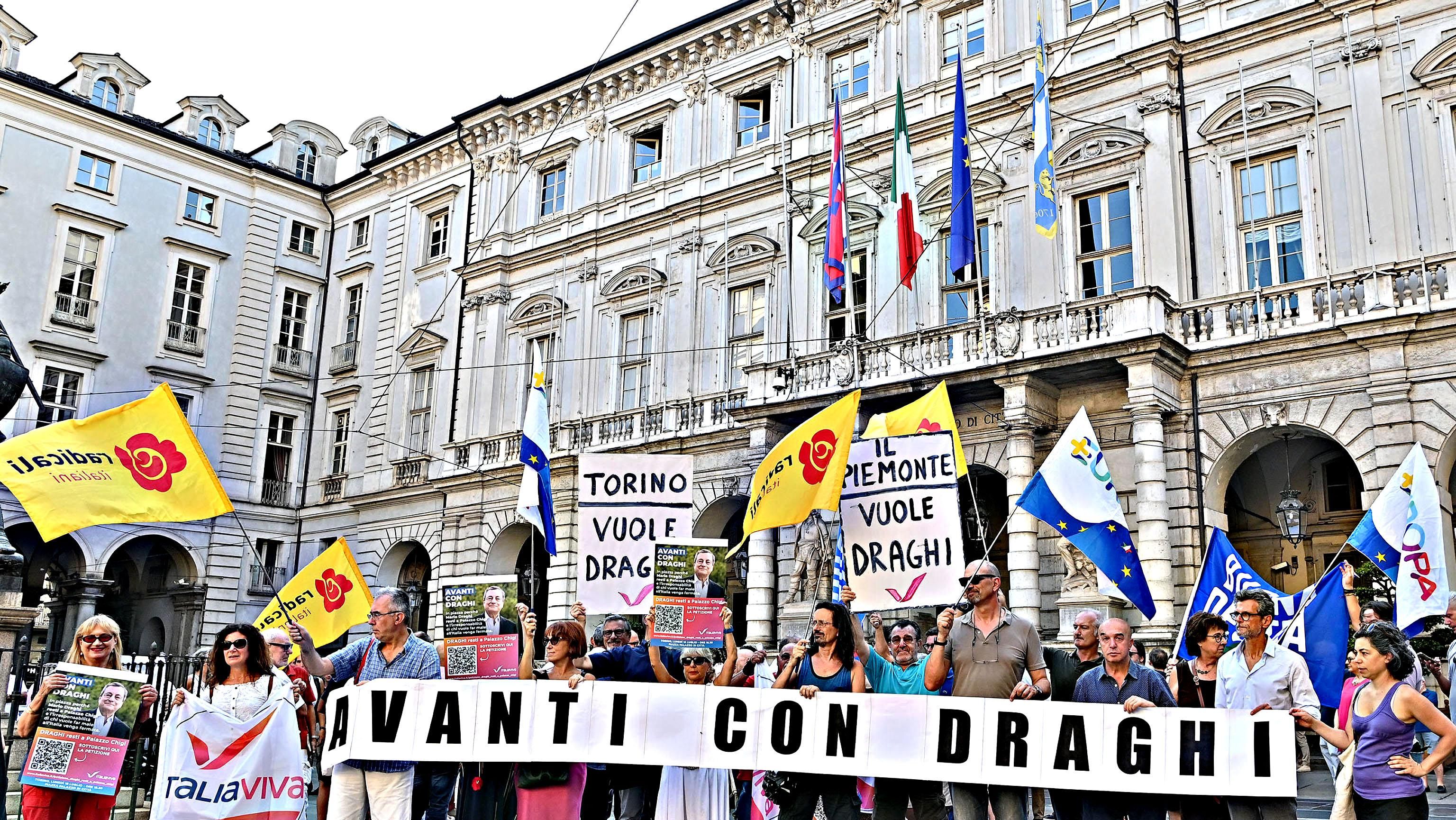 Le manifestazioni pro premier stile Sardine arruolano pure i bimbi