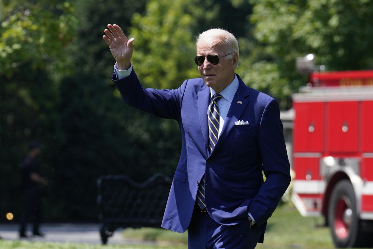 Biden annega in un barile di greggio- «Vende il petrolio Usa al Dragone»