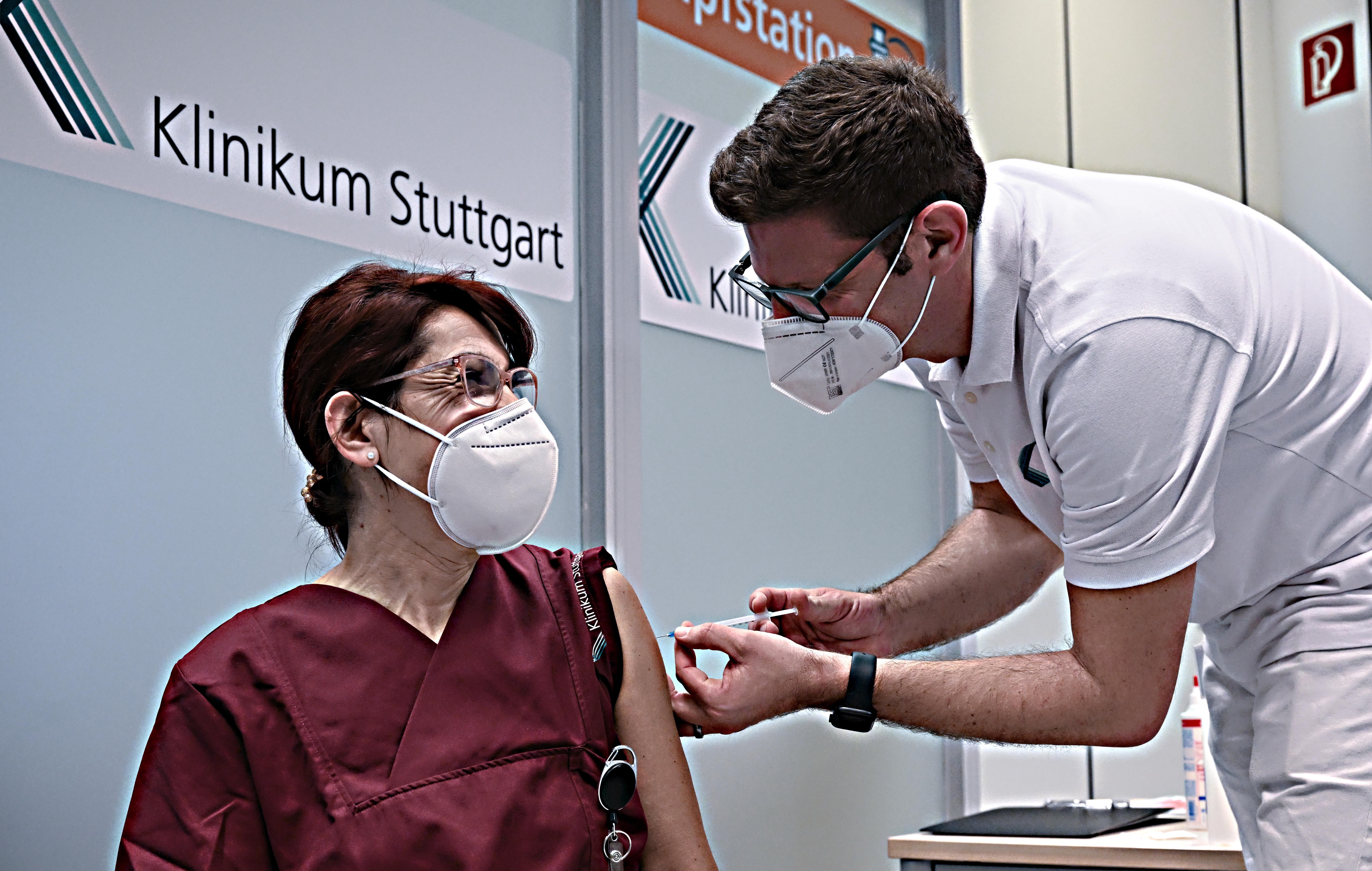 Effetti avversi in Germania, boom di richieste di rimborso. E il ministro fa retromarcia