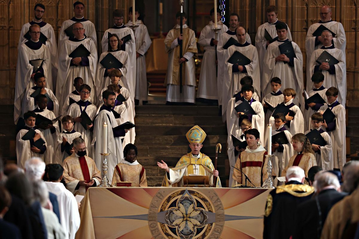 La Chiesa anglicana firma la resa: «Non ci è possibile definire una donna»