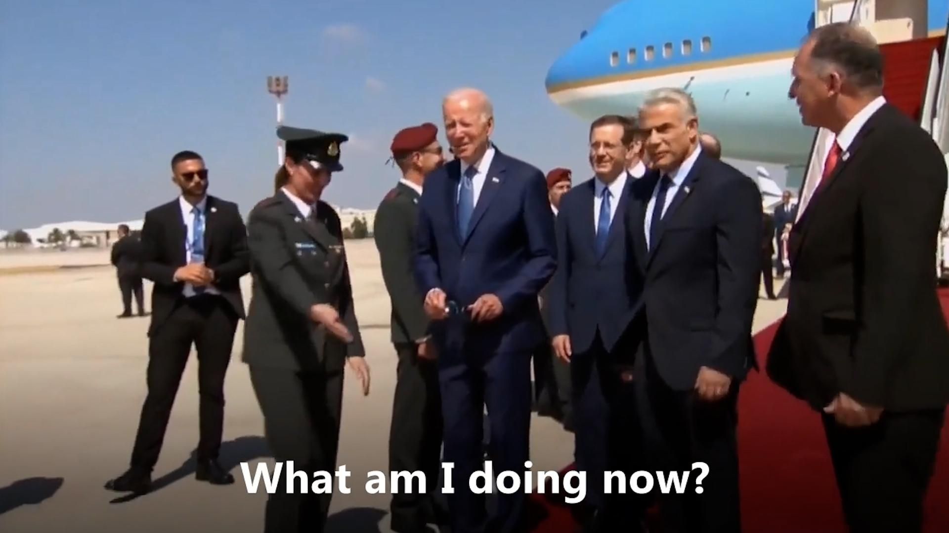 Sul web circola il video di Biden che arrivato in Israele chiede: «Cosa sto facendo adesso?»