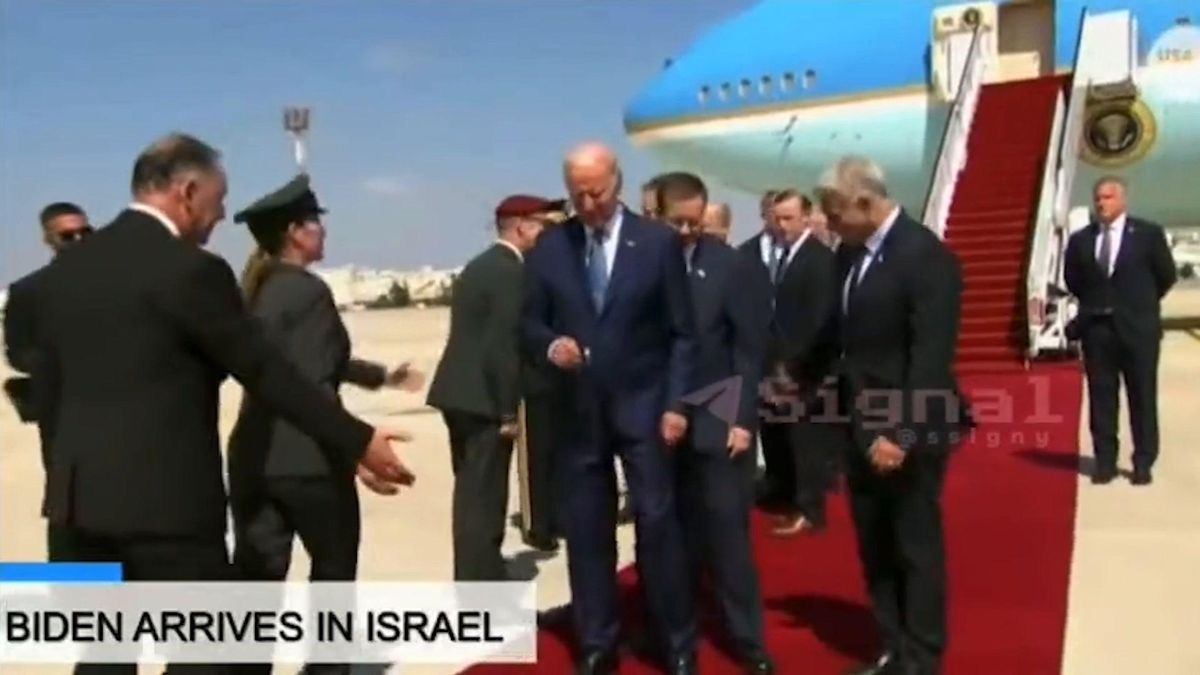 Sul web circola il video di Biden che arrivato in Israele chiede: «Cosa sto facendo adesso?»