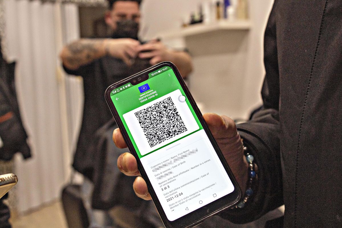 In Francia basta green pass. Ora tocca a noi