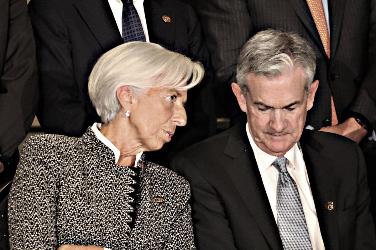 Euro sotto il dollaro. La Ue schiacciata tra Cina e Stati Uniti