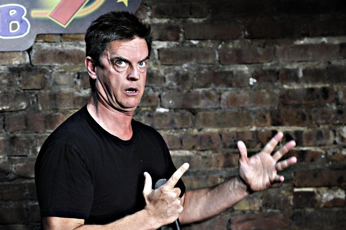 Una risata distrugge la psicosi virus. Si può fare satira anche sul vaccino