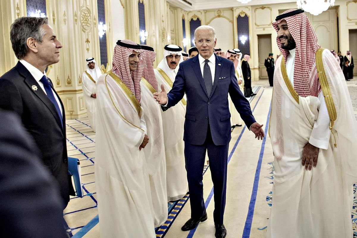 Biden si umilia con i reali sauditi