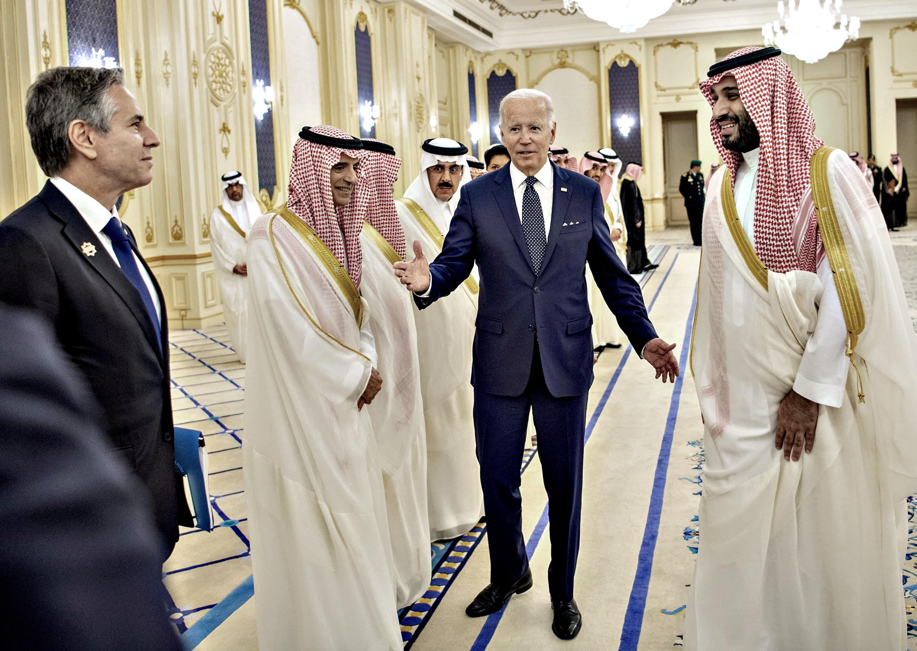 Biden si umilia con i reali sauditi